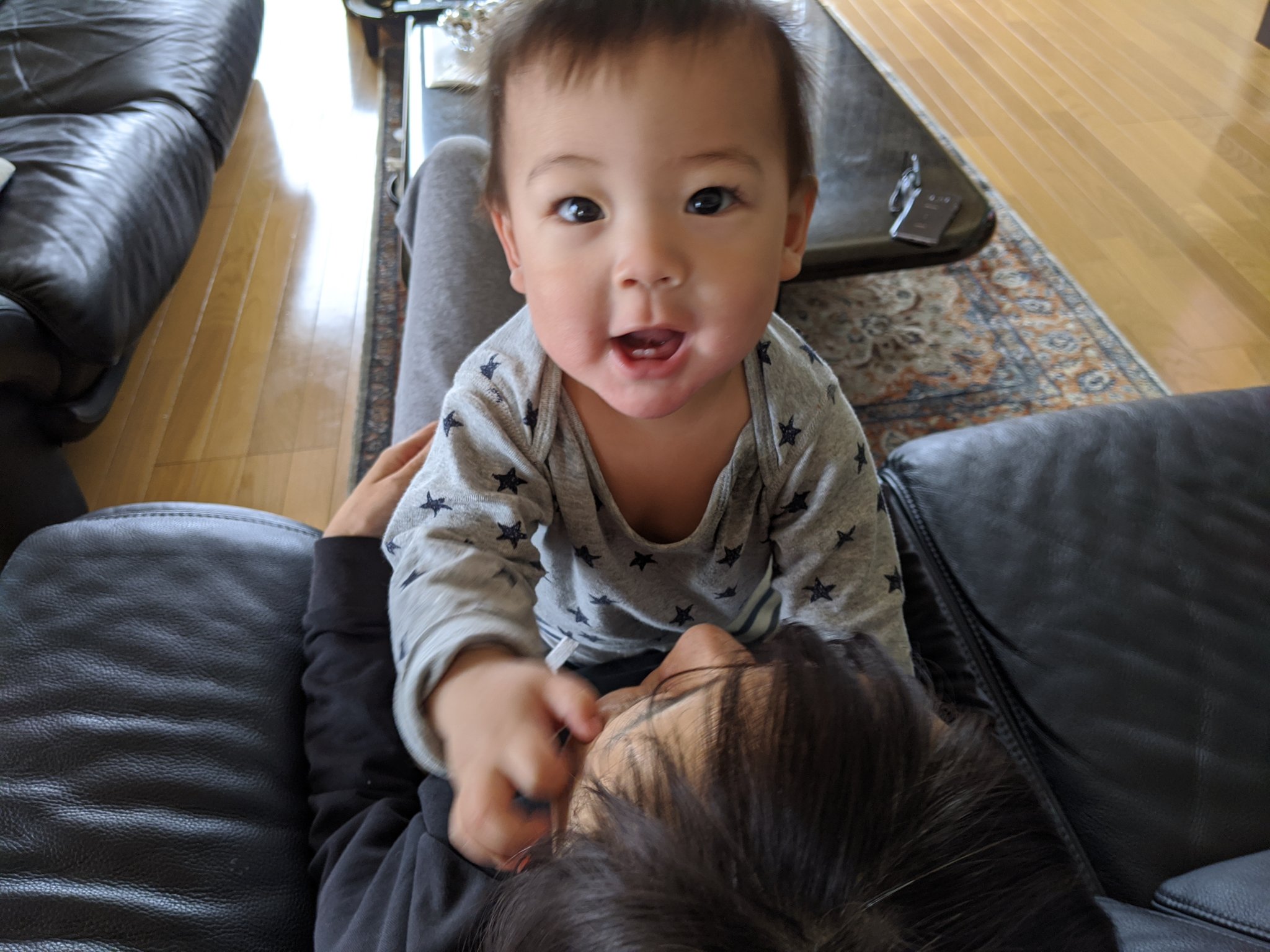 長州力 Al Twitter さァー今日は 娘が孫を連れに来る 体調も良くなり安心です 家内が朝早くから孫の荷物を整理しています 何となく口数が少く無く 心配なんでしょう とにかく今日は 孫は最後のハワイです 天気も最高ー プールも大丈夫 家内も笑顔 辛いね