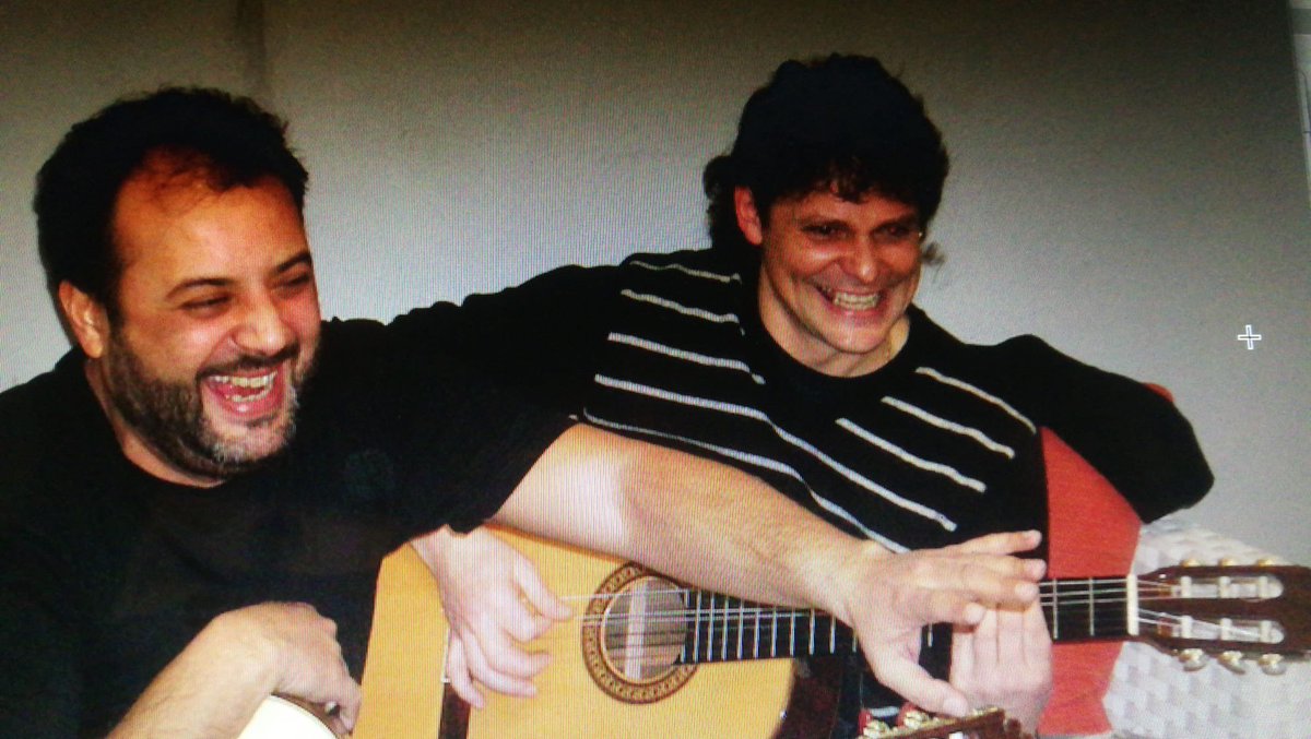 Juan_MayaMusic's tweet photo. La foto que me manda mi compadre Anye!! Ya ha llovido! Estamos los dos gozando!!😂🎸 https://t.co/RW9CfR0CZV