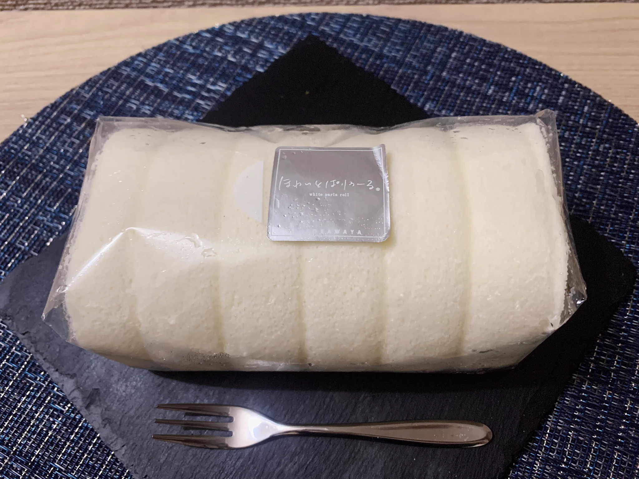 ミルキーな風味が口いっぱいに広がる！？クリームをたっぷり挟んだ「ほわいとぱりろーる」！