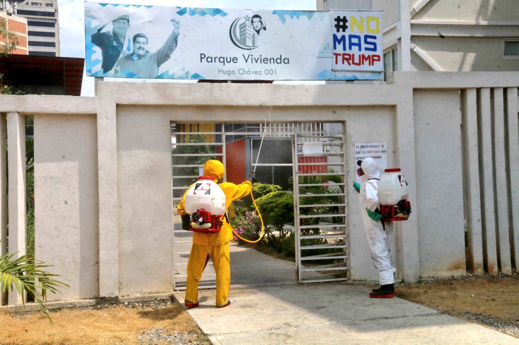 gestionperfecta's tweet photo. #13May También se cumplió con la Jornada de Desinfección en el Urbanismo de la GMVV Parque Viviendo Hugo Chávez 001 ubicado en Barquisimeto. Dejando los espacios de vida limpios para evitar que el virus se propague. #VenezuelaConcienciaProductiva https://t.co/mg76wArRzt