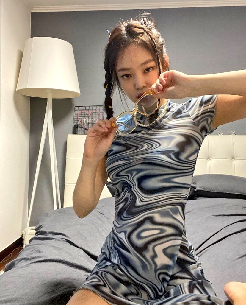 hellhxrgrvs's tweet photo. I felt like having a personal photoshoot with the clothes i received after modeling today, here's one of the pics i took❤ https://t.co/X6Rh0Si4mm