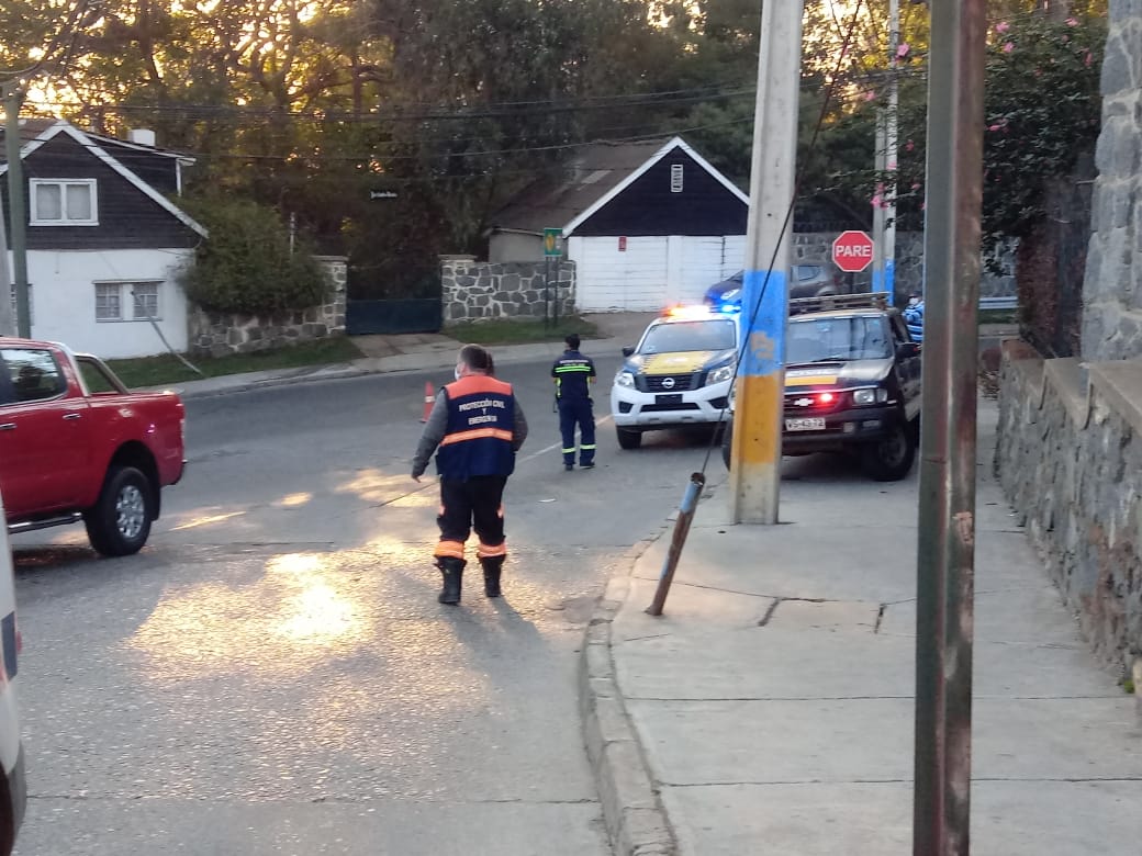 PCivil_informa's tweet photo. A la fuga se da conductor presumiblemente en estado de ebriedad quien choco 2 vehículos menores y 1 poste para posteriormente volcar a la altura de calle camino Quilpué  Miraflores en el lugar @bomberosvina controlo fuga de hidrocarburos y @CarabValparaiso adopta procedimiento https://t.co/yDzEl4kuNS