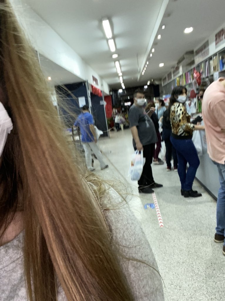 Melisamaniego0's tweet photo. Quiero quejarme de este local SÚPER IRRESPONSABLE al que fui, no toman las medidas de seguridad dejan entrar a millones de personas a la vez, mínimo 50 personas habían cuando yo fui y todos juntos aglomerados y ningun guardia ni nada controlando. Tienen dos entradas y dos pisos y https://t.co/pLOIMOZLRD