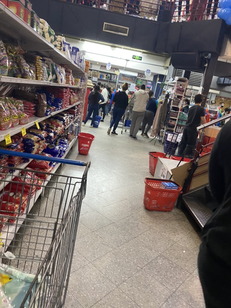 Melisamaniego0's tweet photo. Quiero quejarme de este local SÚPER IRRESPONSABLE al que fui, no toman las medidas de seguridad dejan entrar a millones de personas a la vez, mínimo 50 personas habían cuando yo fui y todos juntos aglomerados y ningun guardia ni nada controlando. Tienen dos entradas y dos pisos y https://t.co/pLOIMOZLRD