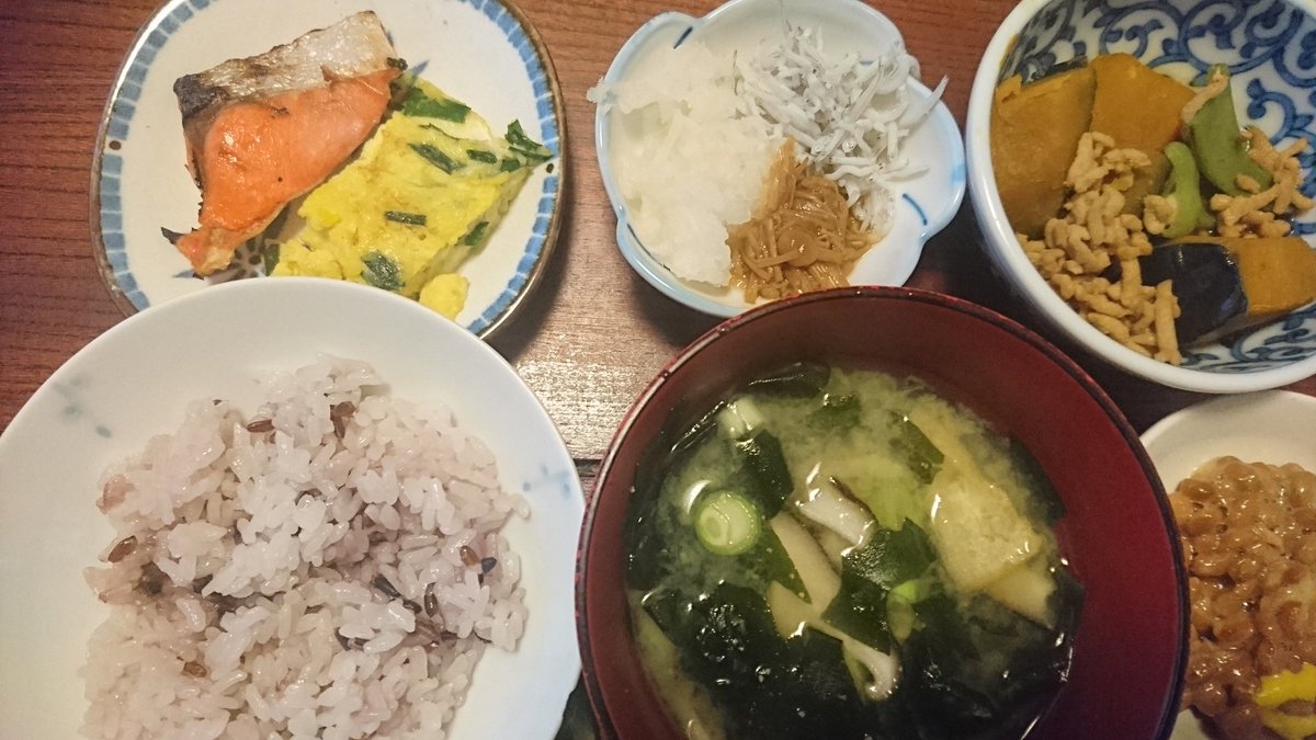 大窪一志 朝食は 黒米ご飯 鮭の塩焼き にら入り玉子焼きしらすとえのき茸のおろし和え 納豆 わかめ 油揚げ 椎茸 九条葱の味噌汁を作った