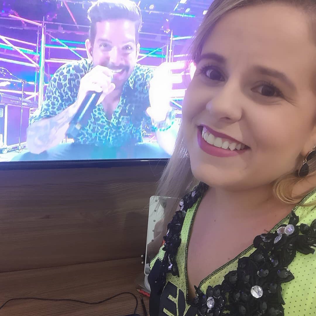 bandaeva's tweet photo. Vocês também tem foto com a gente? ❤📸
A #GaleraDoEva que assistiu a nossa live no @multishow caprichou nas fotos e rolou até abadá! Ê povo bonito… 😍
Dia 24 tem a #LiveEvaOrigem, então se prepara pra fazer uns clicks e aparecer por aqui também! 😉💥 #BandaEvaNoMultishow https://t.co/zbD3JUv4Cz