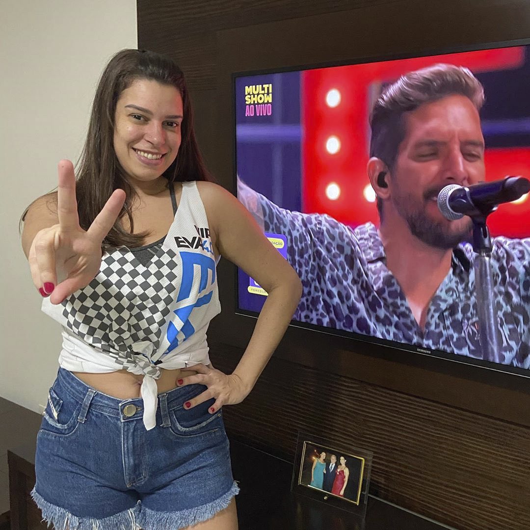 bandaeva's tweet photo. Vocês também tem foto com a gente? ❤📸
A #GaleraDoEva que assistiu a nossa live no @multishow caprichou nas fotos e rolou até abadá! Ê povo bonito… 😍
Dia 24 tem a #LiveEvaOrigem, então se prepara pra fazer uns clicks e aparecer por aqui também! 😉💥 #BandaEvaNoMultishow https://t.co/zbD3JUv4Cz