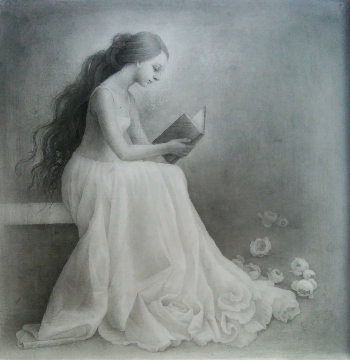 Yuki Toyonaga 豊永侑希 小さなデッサンです こうした小さな習作は何か閃いたことがあり 試したい技法があるときに描くことが多い 今回は白亜地に描くという試みでした 試みとはいえ全身全霊を傾けます 展示に出すこともあります 鉛筆画