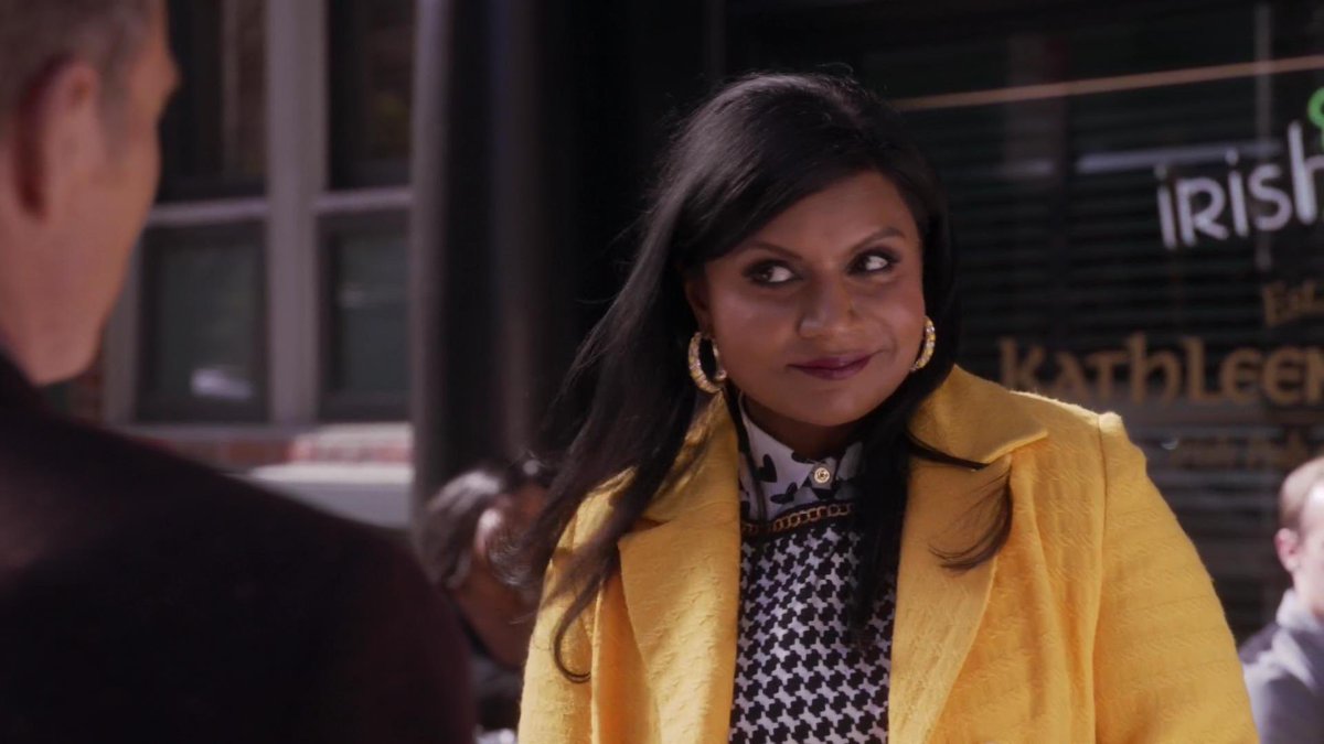 𝟐𝟐) — 𝐬𝐞𝐚𝐬𝐨𝐧 𝟐, 𝐞𝐩 𝟐𝟎there is gonna be a lot of yellow in this thread it’s one of my favourite colours on mindy and this look is just very classic 
