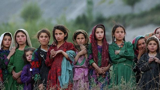 7) Por ejemplo, en Tayikistán existe una república autónoma llamada Alto Badakhshán. Allí viven los pamiríes, que no se reconocen como tayiko/as, y sin embargo forman parte del país.Se llaman pamiríes porque viven en la cordillera del Pamir.Asia Central, compleja y hermosa.