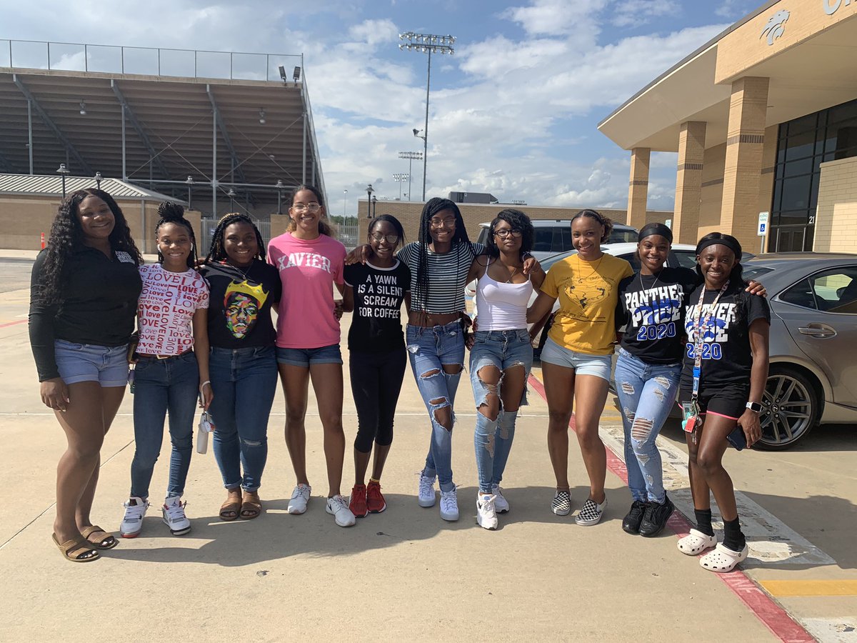 coachhedharris's tweet image. Did this coaches heart some good to see her girls, have some laughs &amp;amp; have closure for the seniors. 
Track Athlete of the Year: @akoya_sibley 
Field Athlete of the Year: @NewlyPriii 

3 of these babies are college bound with track scholarships. 
 
#kingtrack #myheart