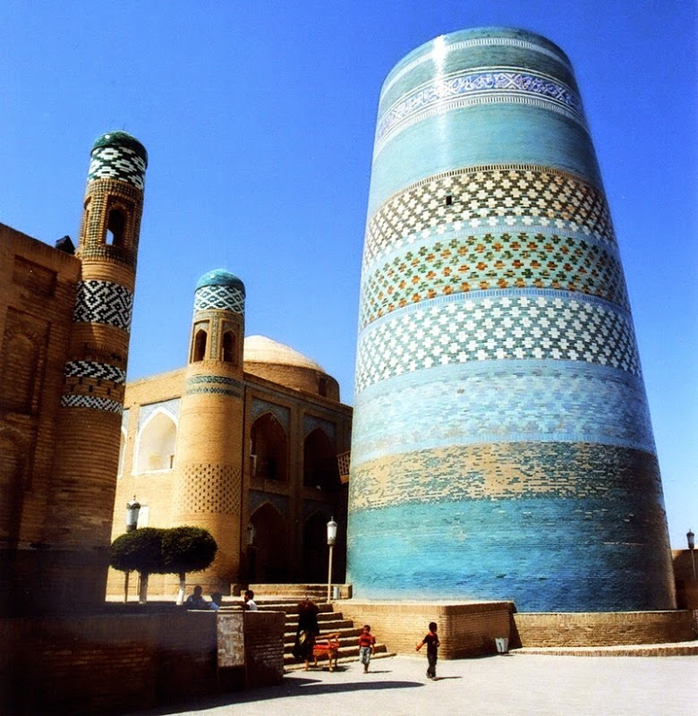 12) KHIVADesde el Oeste, primera escala en la Ruta de la Seda uzbeka, ciudad de Las mil y una Noches.Hay mezquitas increíbles (foto 1), madrasas, el famoso minarete Kalta-Minor (2) y todo rodeado de las murallas que protegían la ciudad (3 y 4) y que le dan esa magia oriental.