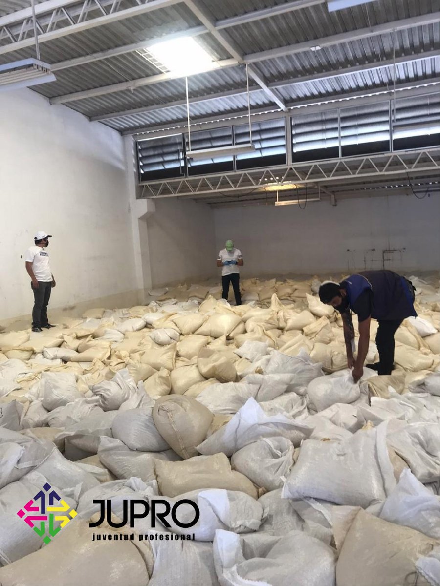 JUPRO_SV's tweet photo. Comprometidos con las miles de familias afectadas por esta crisis mundial, miembros de JUPRO se sumaron como voluntarios a los esfuerzos impulsados por la alcaldia de San Salvador #SomosJUPRO #QuedateEnCasa #ESUnido #Posicionate. https://t.co/dT7OjTXA2R
