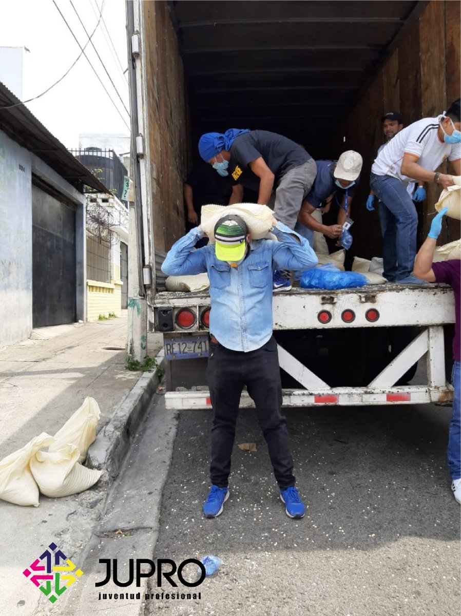 JUPRO_SV's tweet photo. Comprometidos con las miles de familias afectadas por esta crisis mundial, miembros de JUPRO se sumaron como voluntarios a los esfuerzos impulsados por la alcaldia de San Salvador #SomosJUPRO #QuedateEnCasa #ESUnido #Posicionate. https://t.co/dT7OjTXA2R