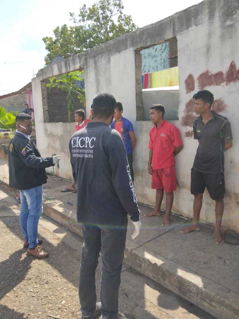 busquedamonagas's tweet photo. División de Búsqueda en la calle, realizando conversatorio sobre la cuarentena colectiva, asimismo orientación sobre el distanciamiento social y el uso de guantes y tapabocas https://t.co/wAhz11uLFy
