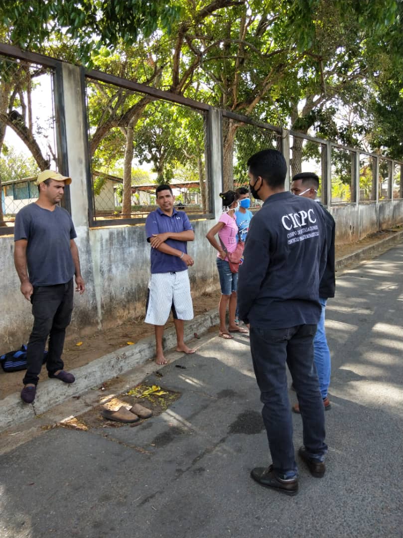 busquedamonagas's tweet photo. División de Búsqueda en la calle, realizando conversatorio sobre la cuarentena colectiva, asimismo orientación sobre el distanciamiento social y el uso de guantes y tapabocas https://t.co/wAhz11uLFy