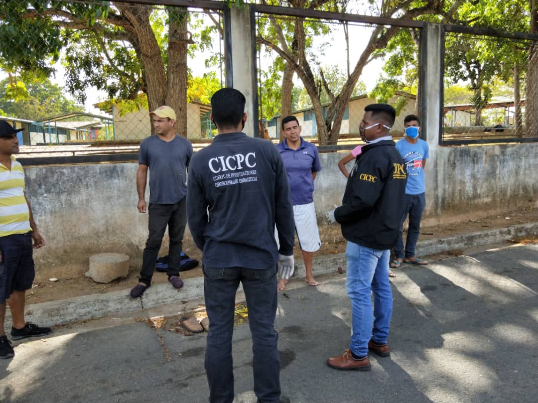 busquedamonagas's tweet photo. División de Búsqueda en la calle, realizando conversatorio sobre la cuarentena colectiva, asimismo orientación sobre el distanciamiento social y el uso de guantes y tapabocas https://t.co/wAhz11uLFy