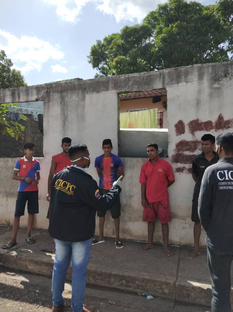 busquedamonagas's tweet photo. División de Búsqueda en la calle, realizando conversatorio sobre la cuarentena colectiva, asimismo orientación sobre el distanciamiento social y el uso de guantes y tapabocas https://t.co/wAhz11uLFy