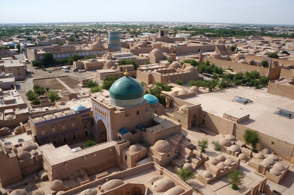 12) KHIVADesde el Oeste, primera escala en la Ruta de la Seda uzbeka, ciudad de Las mil y una Noches.Hay mezquitas increíbles (foto 1), madrasas, el famoso minarete Kalta-Minor (2) y todo rodeado de las murallas que protegían la ciudad (3 y 4) y que le dan esa magia oriental.