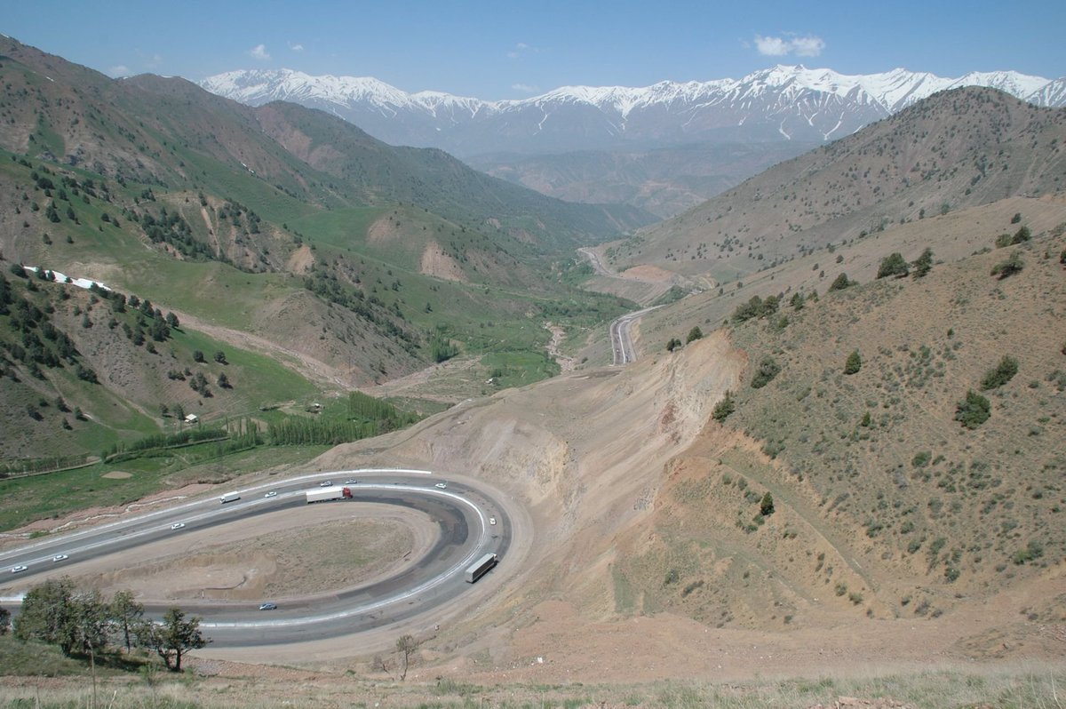 20) Para finalizar este (muy incompleto) recorrido, nos queda la última escala: el VALLE DE FERGANA.Es la parte más fértil y próspera del país: en parte, el Mar Aral se secó porque el agua de los ríos que lo alimentaban fue desviada hacia esta región, para sembrar algodón.