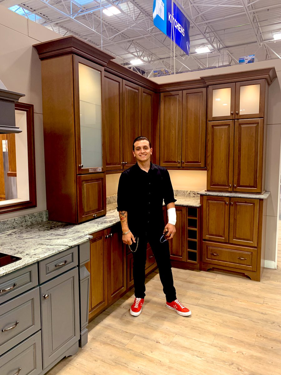 JesseFulco's tweet image. 21 years old and just bought my first house. you guys can keep making excuses about how the quarantine is holding you back, but I’m out here STILL grinding🥱😤#lightflex