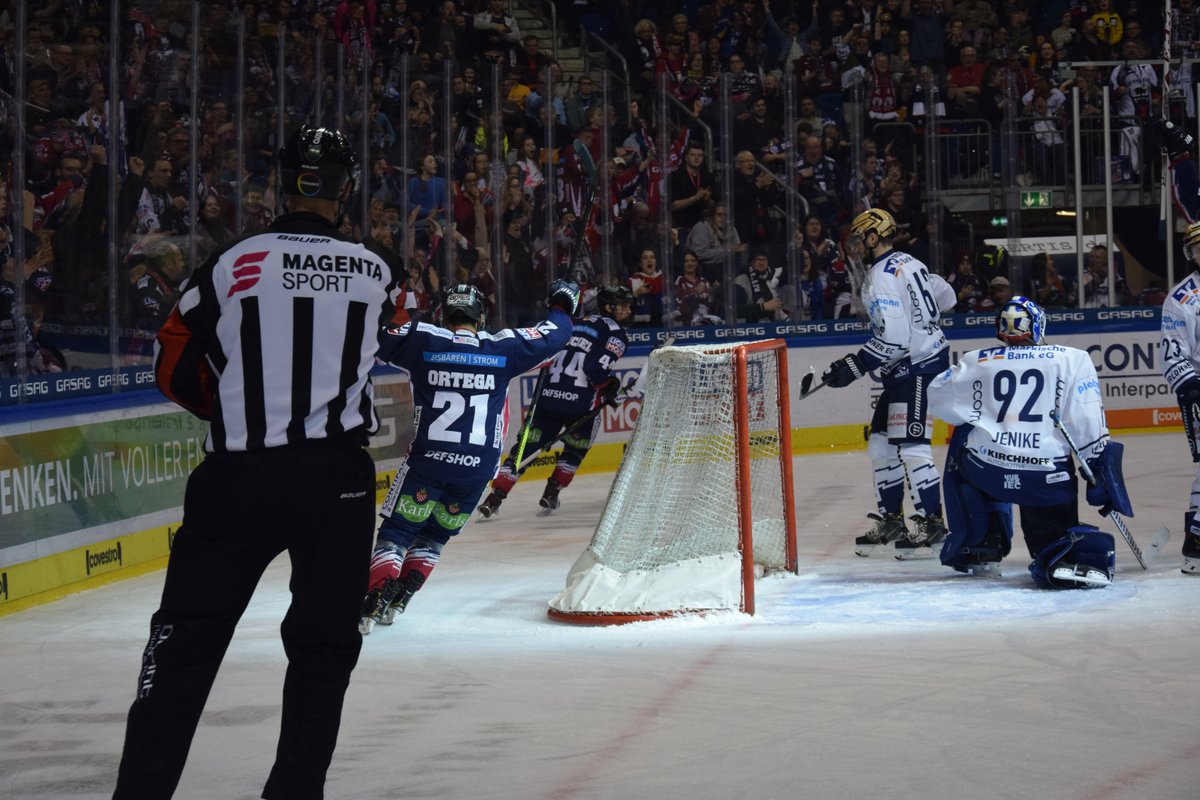 Wally44's tweet image. Und hier ist das Foto von dem #Reichel Tor.

#ebb #ebbiec #Hauptstadteishockey