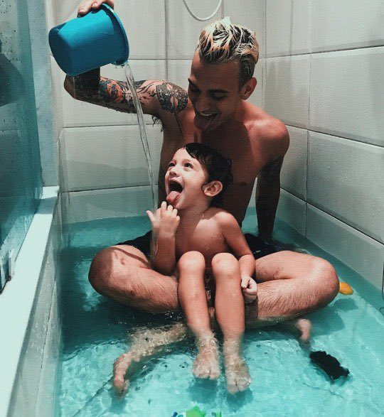 Oh look. It’s how <a href="/Brooks_Grayson_/">Brooks Grayson</a> does bathtime.