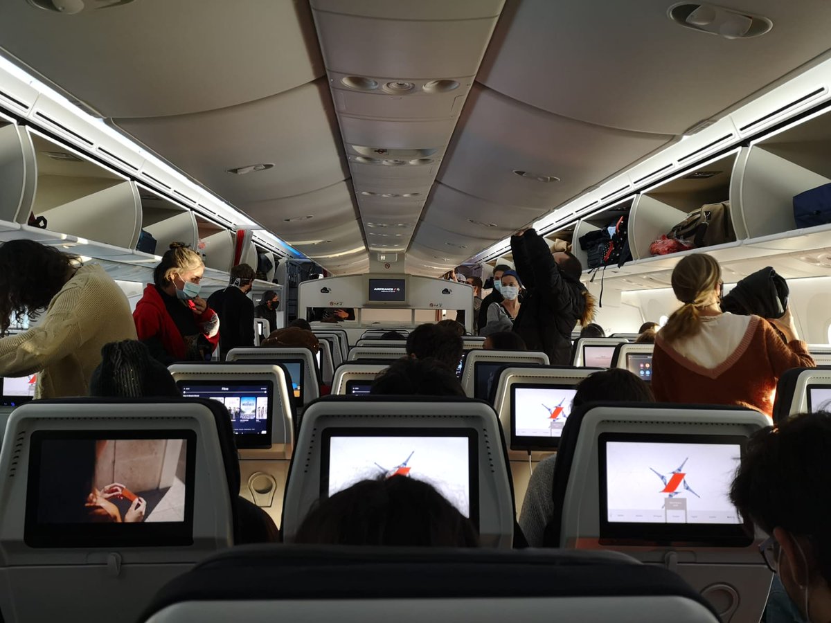 shula8's tweet photo. @AirFranceCA vol #Montreal > Paris. Je pensais qu'il y avait des nouvelles règles pour la distanciation physique, apparement pas ... #AirFrance #covid19 https://t.co/l3gPCWefjS