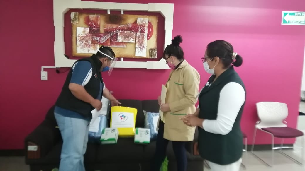 FundacionDIMEac's tweet photo. El día de ayer, apoyamos con kits de protección al #PersonalMédico del Hospital de Especialidades "Centro Médico XXI", en donde requerían de apoyo por ser un Hospital #COVIDー19

Sin duda, los apoyamos y nos sumamos a su bienestar.
¡Gracias #HeroesDeLaSalud! #noestansolos #Mexico https://t.co/uea80it8I2