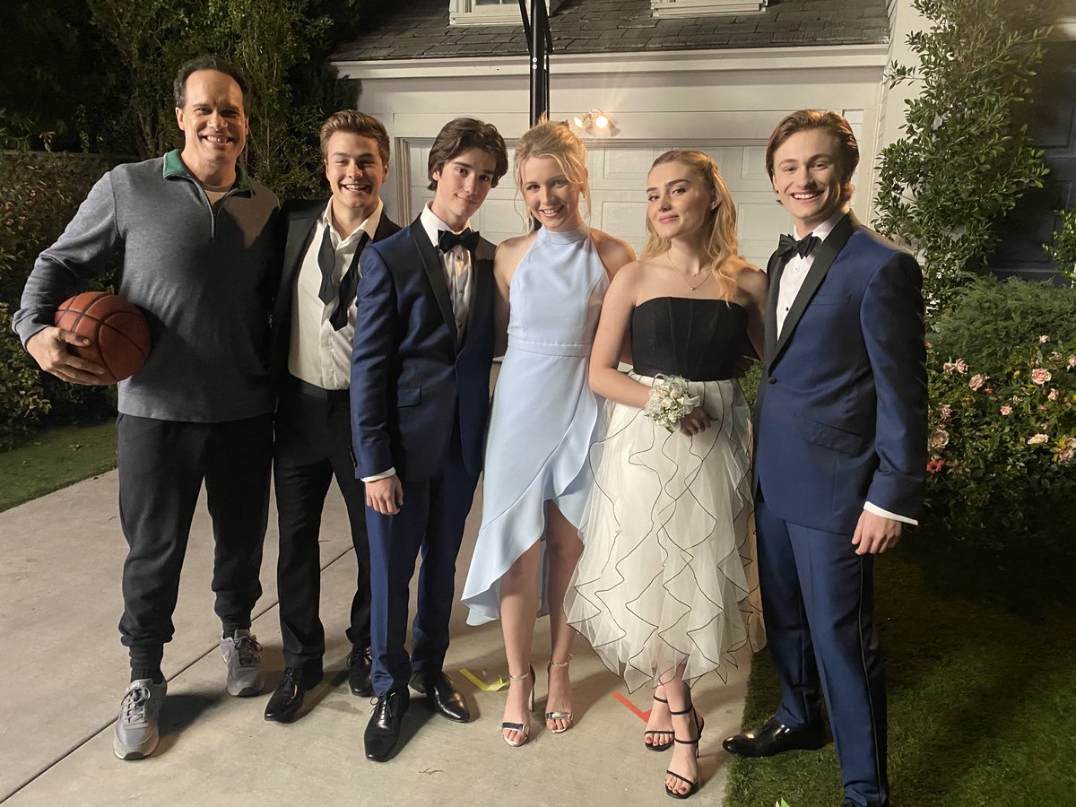 AmericanWifeABC's tweet photo. Sometimes you need to make your own magic 😍 #AmericanHousewife https://t.co/2ek2hv5ZOr