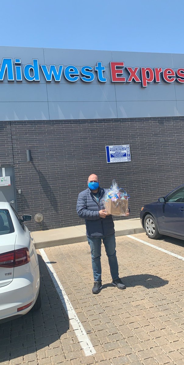 CJ_PriceGLM's tweet photo. Tony &amp; I thought today would be a great day to honor our neighborhood healthcare workers with a little care pckafe and some info about our FirstNet offers! @wilmer_mondesi @b_rothblott https://t.co/AZfqf3Mr82