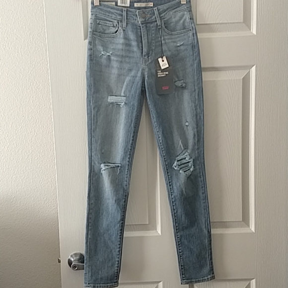 ShavonCripps's tweet photo. So good I had to share! Check out all the items I'm loving on @Poshmarkapp #poshmark #fashion #style #shopmycloset #levis: https://t.co/Kox1BeEz69 https://t.co/bu6YkOqbEz
