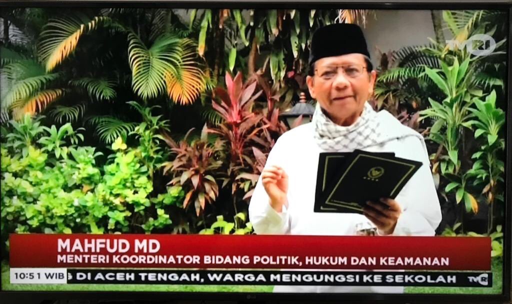mohmahfudmd's tweet photo. Tuhanku / Aku mengembara di negeri asing / Tuhanku / Di pintumu aku mengetuk / Aku tidak bisa berpaling.... Para menko bersama ketua DPR, DPD, dan MPR membaca puisi dalam doa bersama. https://t.co/uNOrXDP2dd