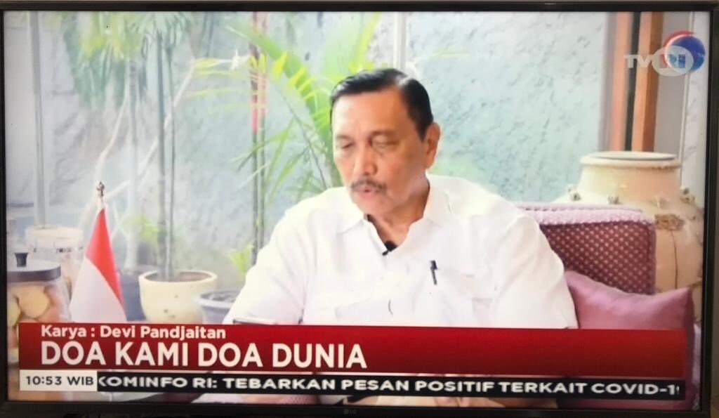 mohmahfudmd's tweet photo. Tuhanku / Aku mengembara di negeri asing / Tuhanku / Di pintumu aku mengetuk / Aku tidak bisa berpaling.... Para menko bersama ketua DPR, DPD, dan MPR membaca puisi dalam doa bersama. https://t.co/uNOrXDP2dd