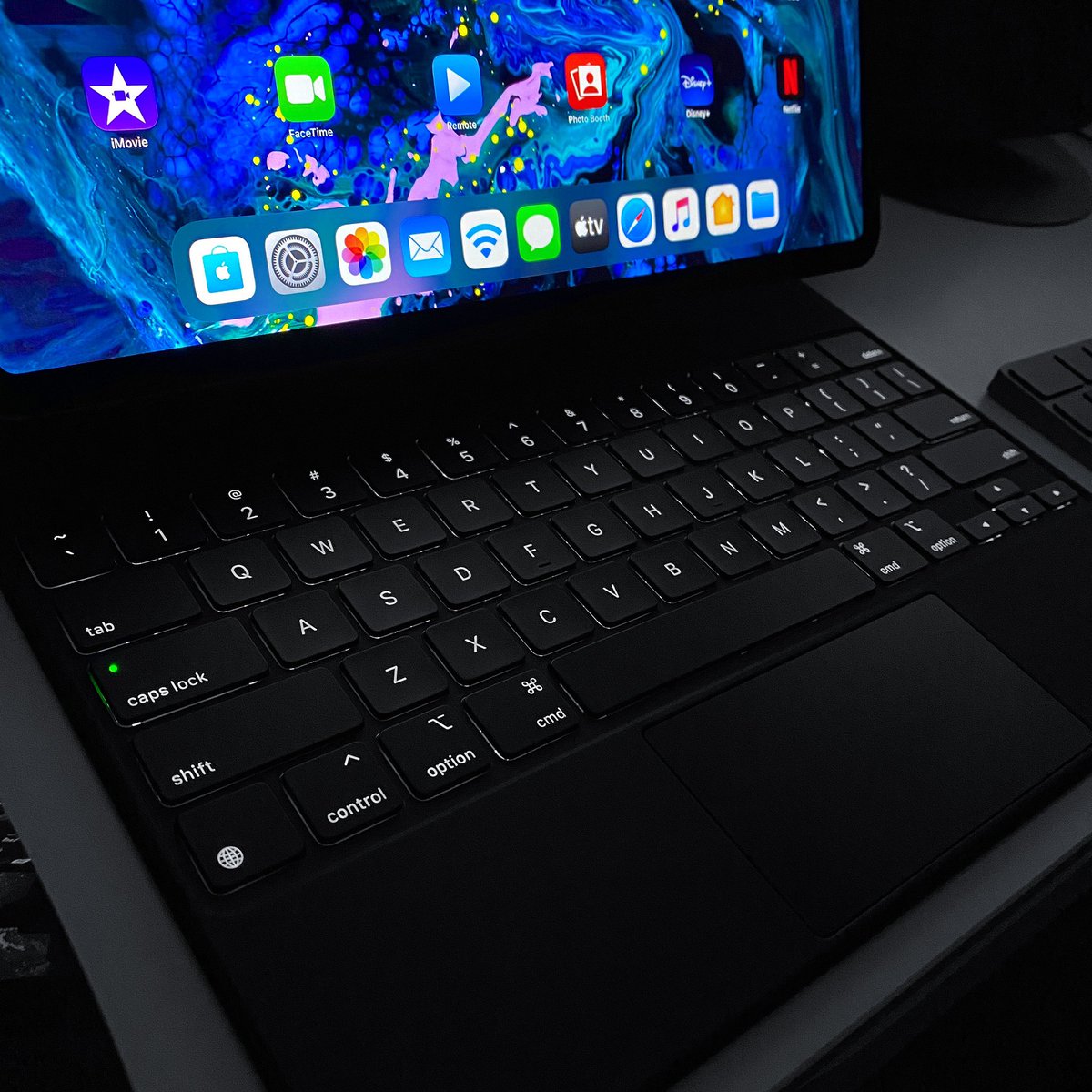 iCochiseTaylor's tweet photo. Love the TrackPad and especially the Keyboard on the new 12.9 inch iPad Pro “Magic Keyboard” ! 😍🍎🍏📱⌨️◼️ #ipadpro #ipadmagickeyboard #teamapple @Apple @tim_cook @pschiller @cue https://t.co/x02aIU8PE7
