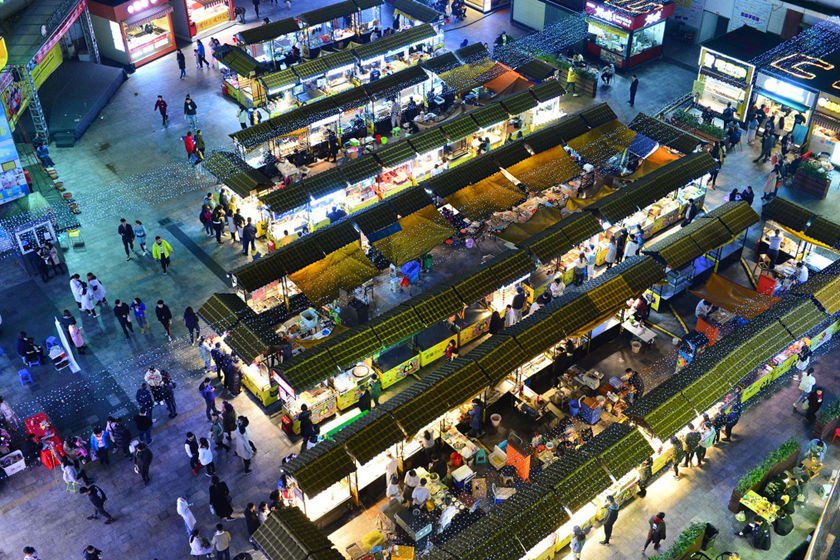 caixin's tweet photo. Nightlife resumes in Chengdu, the capital city of Southwest China’s Sichuan province, as the country's lockdown eases. With people flocking to commercial areas, there has been a boom in spending on night clubs and barbecue.
#PostCovid19 https://t.co/tZzNQEBWm1
