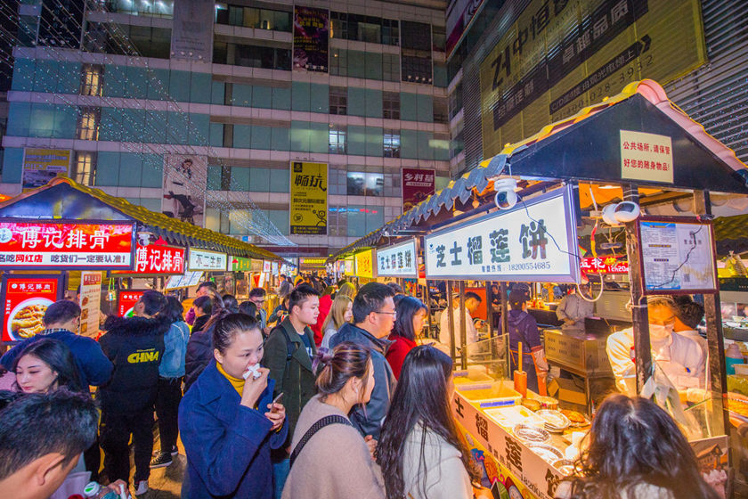 caixin's tweet photo. Nightlife resumes in Chengdu, the capital city of Southwest China’s Sichuan province, as the country's lockdown eases. With people flocking to commercial areas, there has been a boom in spending on night clubs and barbecue.
#PostCovid19 https://t.co/tZzNQEBWm1