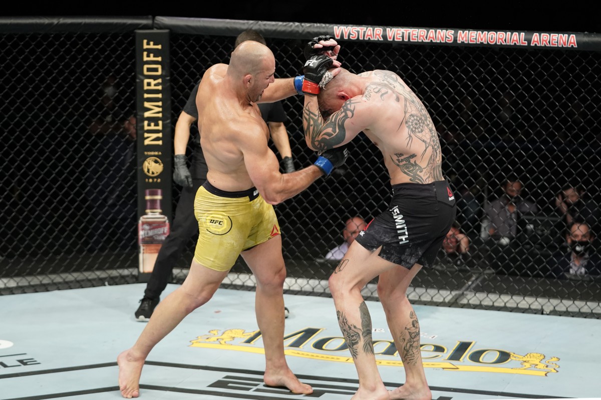 combate's tweet photo. Impiedoso, Glover Teixeira atropela Anthony Smith na luta principal do UFC em Jacksonville https://t.co/v9Rv00EzT4 https://t.co/Pc4NIIOi0b