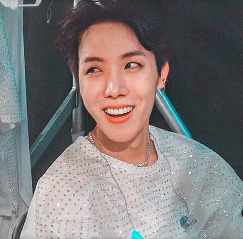 gelcanaleja's tweet photo. Hoseok made you stop scrolling didn't he https://t.co/CwJdMH2Ewo