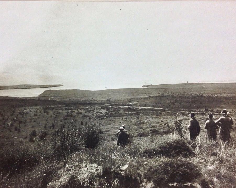 volkan_eldem's tweet photo. Savaştan sonra #Alçıtepe zirvesinden boğaz girişinin görünümü.#afterwar #Achibabapoint #Krithia #dardanellesentrance #capehelles #viewterrace https://t.co/HnubGcAmxx