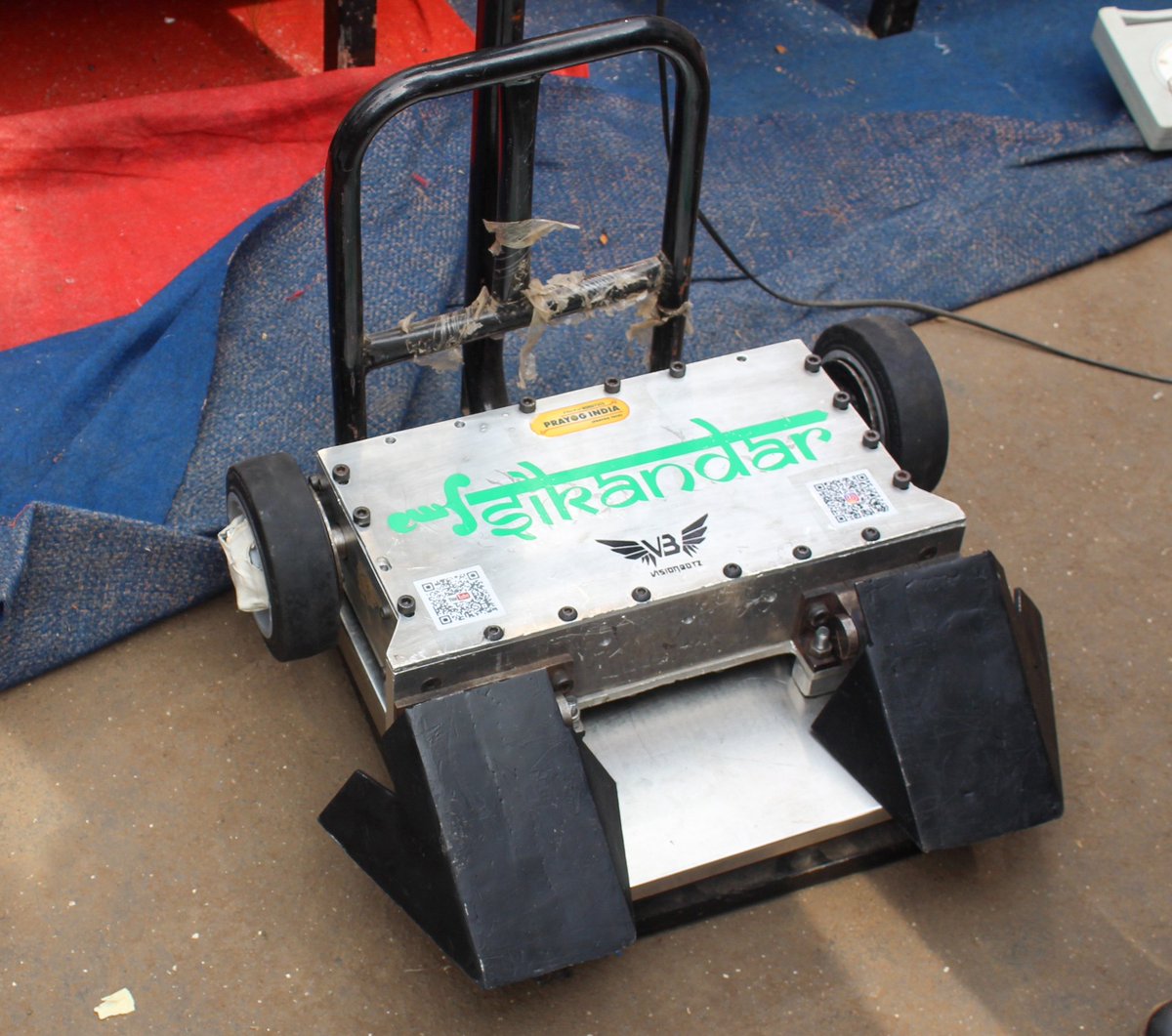visionbotz's tweet photo. #robowar #combatrobot #battlebots #fullthrottle #fullpower
#lightweight #30kg #wedgebot #armor #ampflow #dmc60c #indianroboticscommunity https://t.co/gjQ29S5r5t
