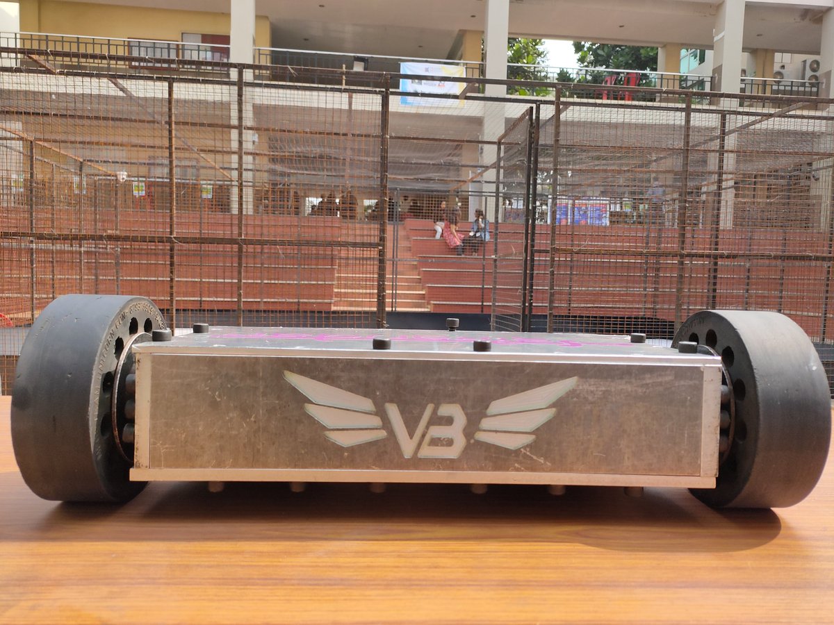 visionbotz's tweet photo. #robowar #combatrobot #battlebots #fullthrottle #fullpower
#lightweight #30kg #wedgebot #armor #ampflow #dmc60c #indianroboticscommunity https://t.co/gjQ29S5r5t