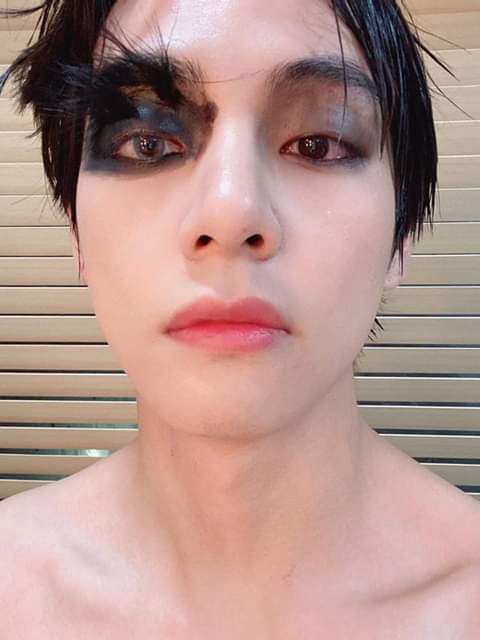 gelcanaleja's tweet photo. taehyung posted these pictures on weverse then deleted it,, but whoops armys are fast 😗🤙 https://t.co/ZG7bqphT8y