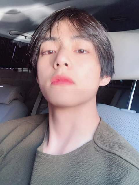 gelcanaleja's tweet photo. taehyung posted these pictures on weverse then deleted it,, but whoops armys are fast 😗🤙 https://t.co/ZG7bqphT8y