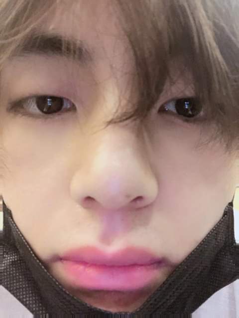 gelcanaleja's tweet photo. taehyung posted these pictures on weverse then deleted it,, but whoops armys are fast 😗🤙 https://t.co/ZG7bqphT8y
