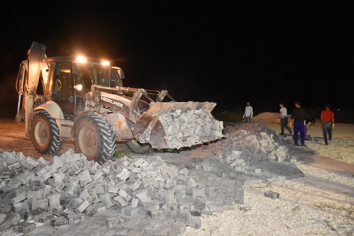 Ekiplerimiz gece mesaisinde.
2020 yılı programı kapsamında Çığıllı Mahallesi'nde cami ve taziye evi çevre düzenlemesi çalışmasını sürdürüyor.
<a href="/aslanalibayik/">Aslan Ali Bayık</a>