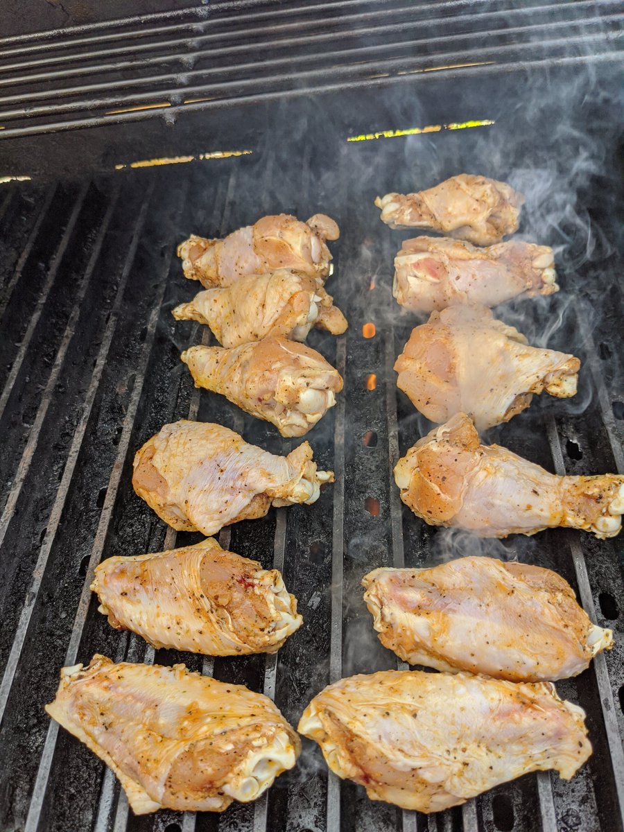 bmillshoops's tweet photo. When your birthday falls on #WingWednesday all you can do is give thanks! #year38loading https://t.co/O0JPlOu4te