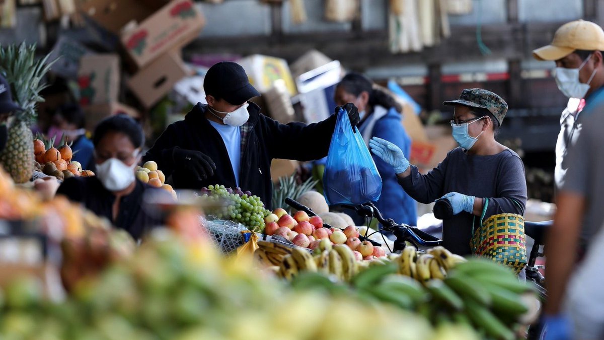 ConvocaPe's tweet photo. 👉El #Gobierno intervendrá unos 2000 #mercados para reducir la propagación del #COVID-19 y empezará por 230 en situación crítica. Los centros de abasto de SJM, #Conzac de Los Olivos, Micaela Bastidas de Villa María, registran un 45% de casos positivos. ▶ https://t.co/4rZcgVwPGO https://t.co/m7OldOXovb