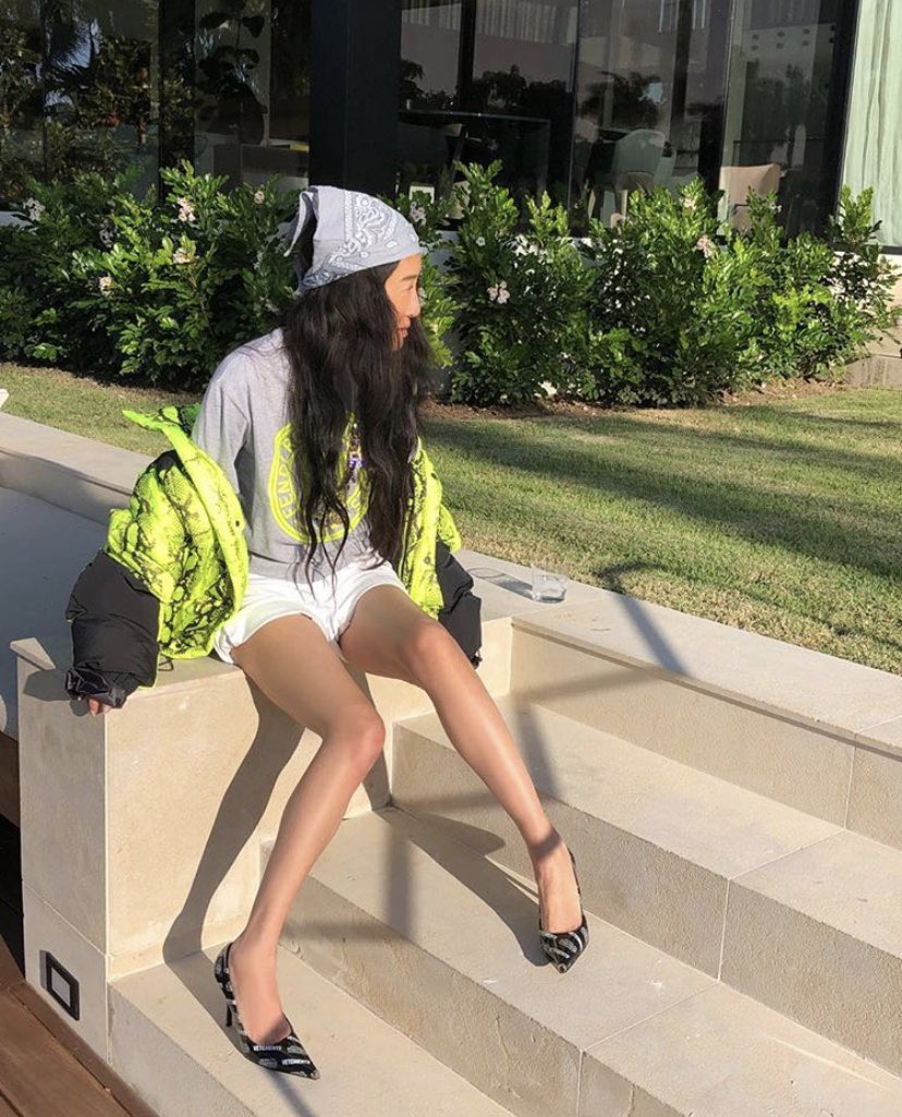annnniethuy's tweet photo. I saw these pictures of Vera Wang last week and it’s literally taken me 5 days to comprehend that this woman is 70 https://t.co/HLq03z5e7d