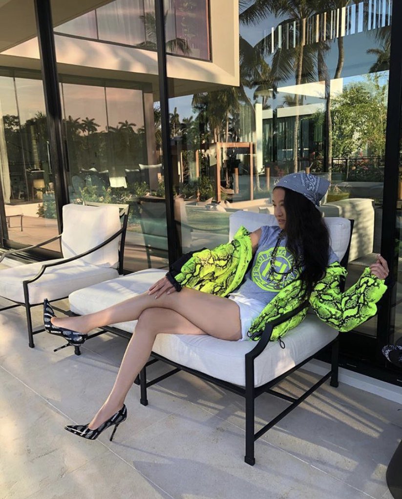 annnniethuy's tweet photo. I saw these pictures of Vera Wang last week and it’s literally taken me 5 days to comprehend that this woman is 70 https://t.co/HLq03z5e7d